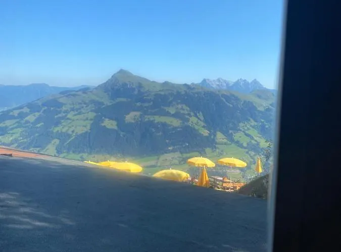 Hocheckhuette On Of The Hahnenkamm Mountain Estalagem