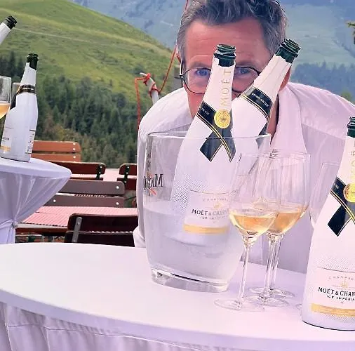 Hocheckhuette On Of The Hahnenkamm Mountain Estalagem *