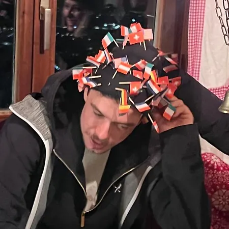 Hocheckhuette On Of The Hahnenkamm Mountain אורחן