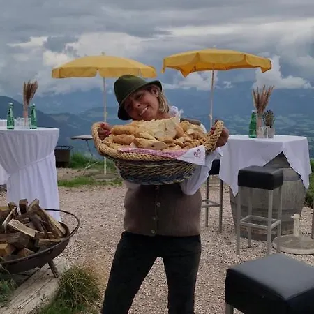 Hocheckhuette On Of The Hahnenkamm Mountain קיצביהל