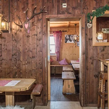 Hocheckhuette On Of The Hahnenkamm Mountain Mini-hôtel *