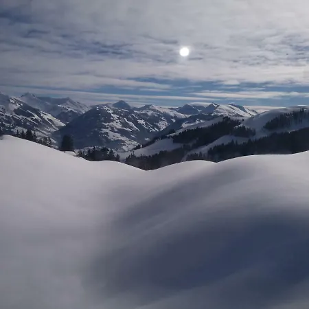 Hocheckhuette On Of The Hahnenkamm Mountain אורחן קיצביהל